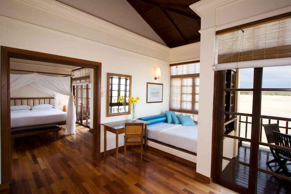 Avillion Port Dickson Hotell Eksteriør bilde A room at the resort