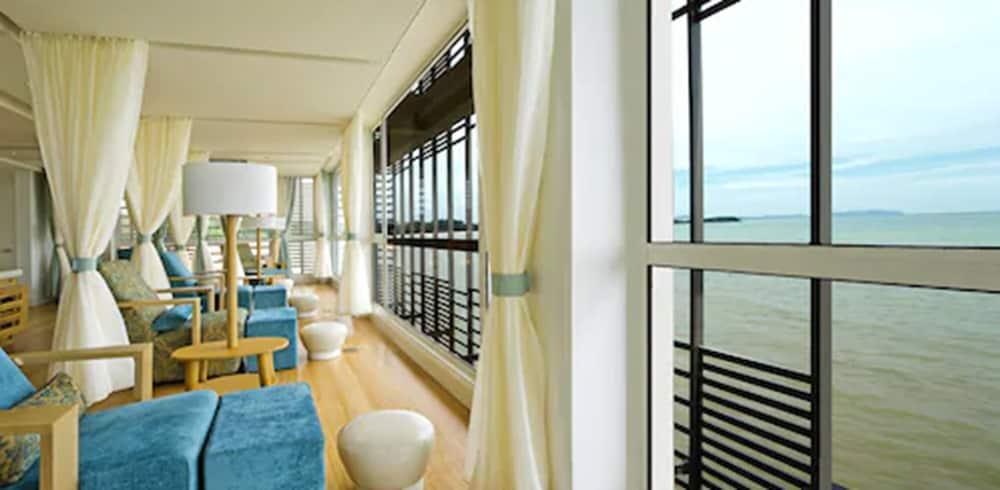Avillion Port Dickson Hotell Eksteriør bilde The interior of a suite