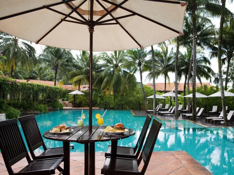 Avillion Port Dickson Hotell Eksteriør bilde Pool at the hotel