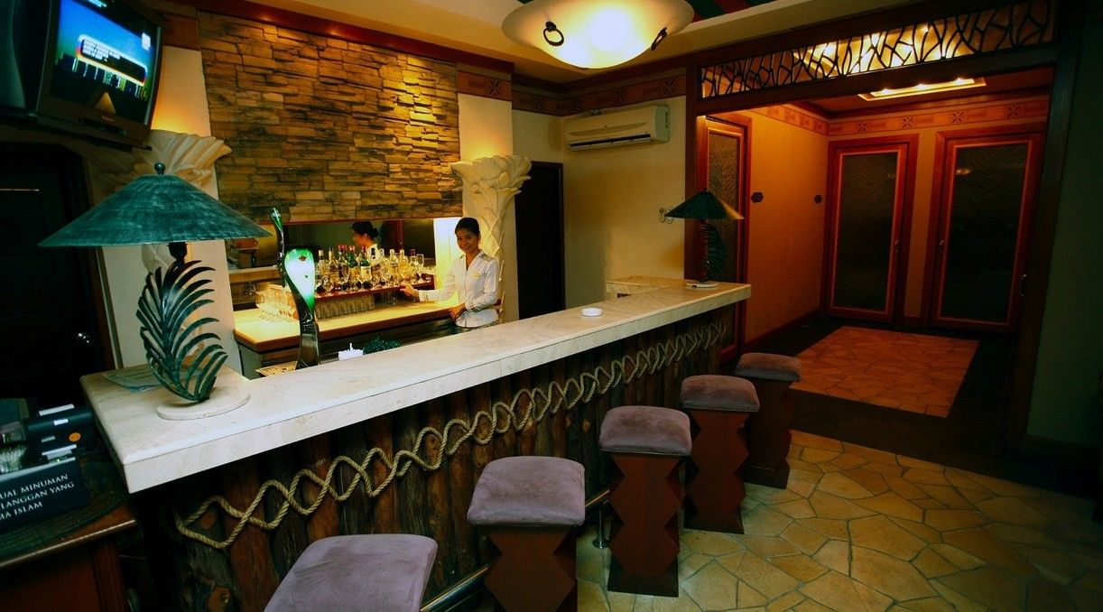 Avillion Port Dickson Hotell Eksteriør bilde A bar in a hotel