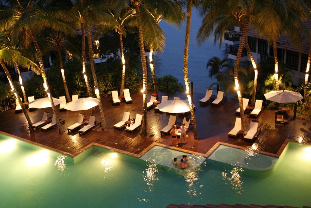 Avillion Port Dickson Hotell Eksteriør bilde The pool at the resort