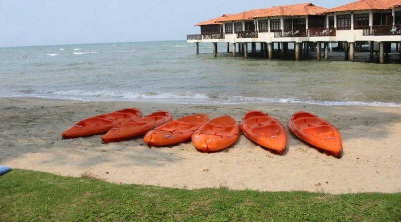 Avillion Port Dickson Hotell Eksteriør bilde Kayaks at the beach