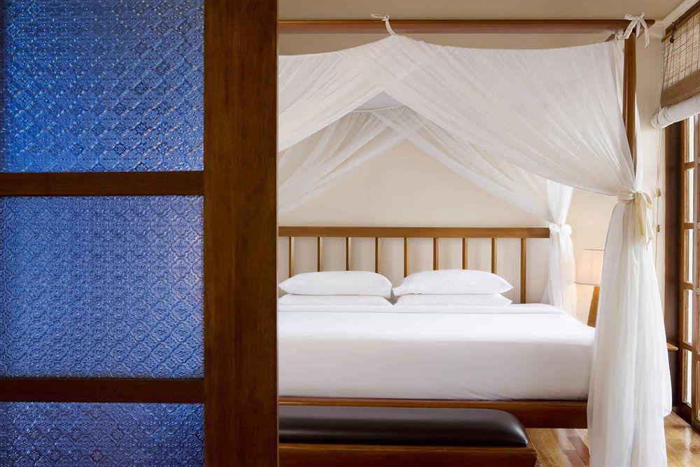 Avillion Port Dickson Hotell Eksteriør bilde A bed with a mosquito net