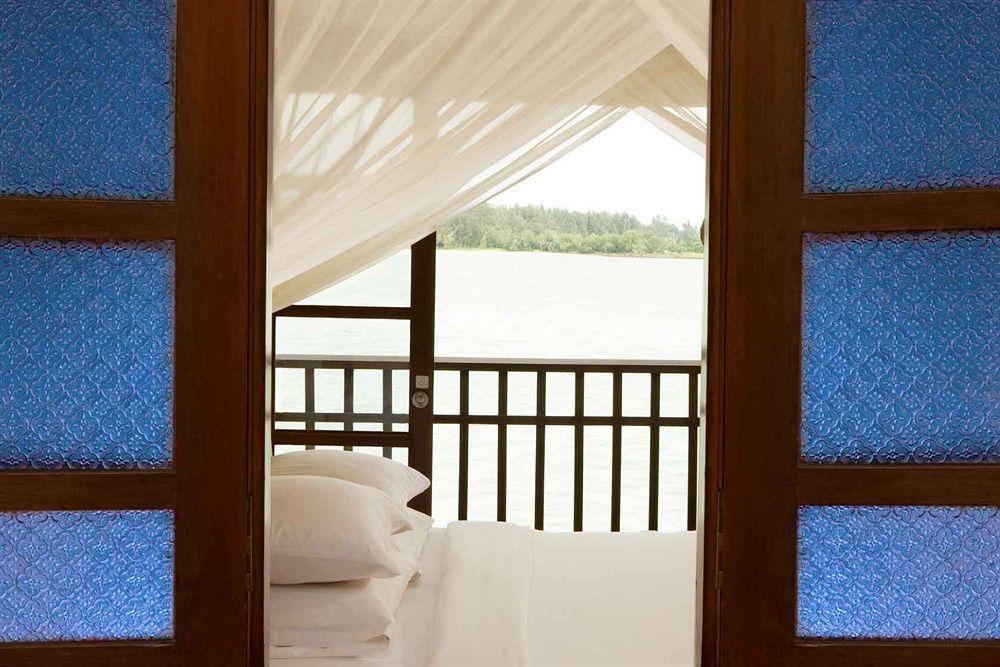 Avillion Port Dickson Hotell Eksteriør bilde A view of the river from a guest room